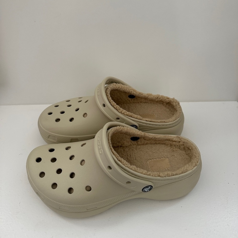 Crocs Beige Clogs with Fleece Lining Size 10 women’s
